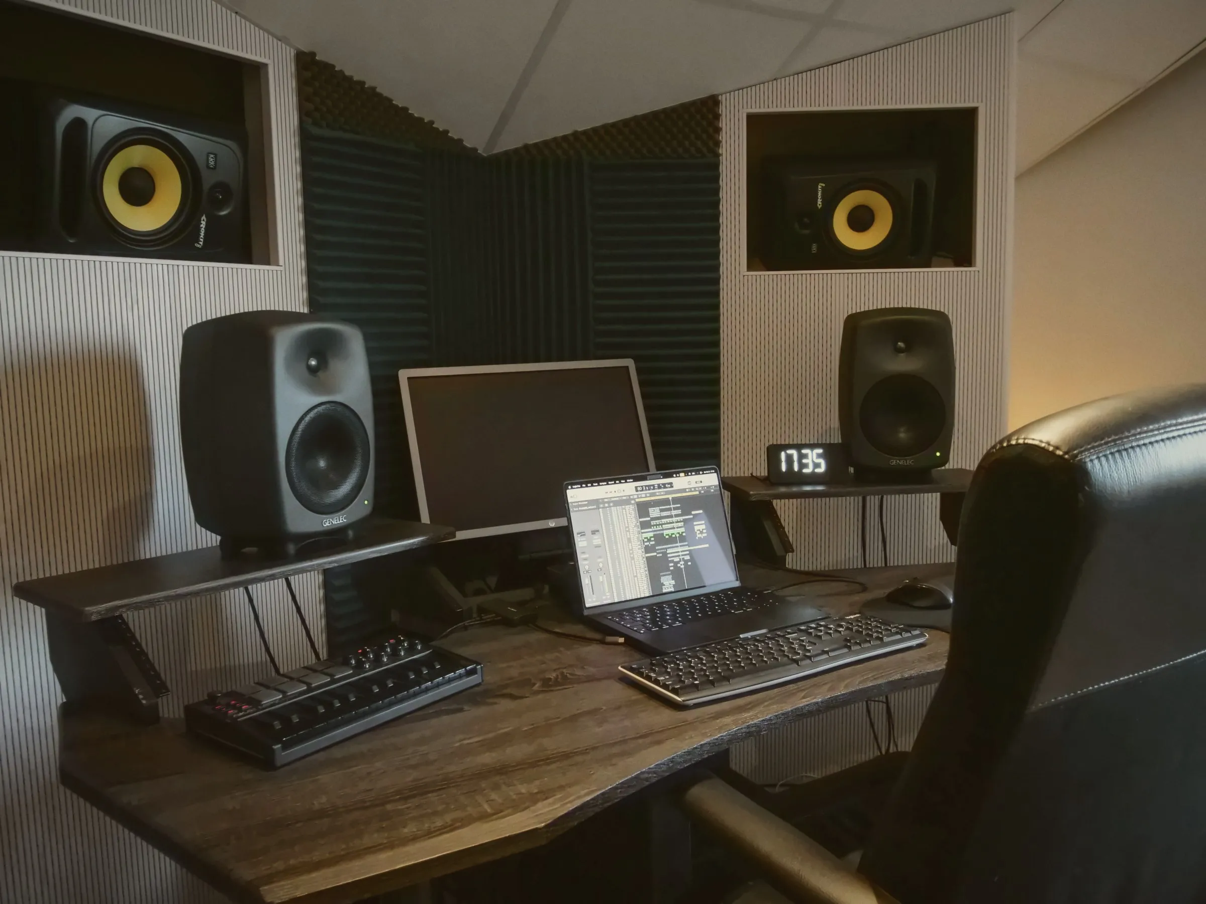 IVORY i Årsta: skrivbord med Genelec-monitorer och KRK-högtalare i väggen