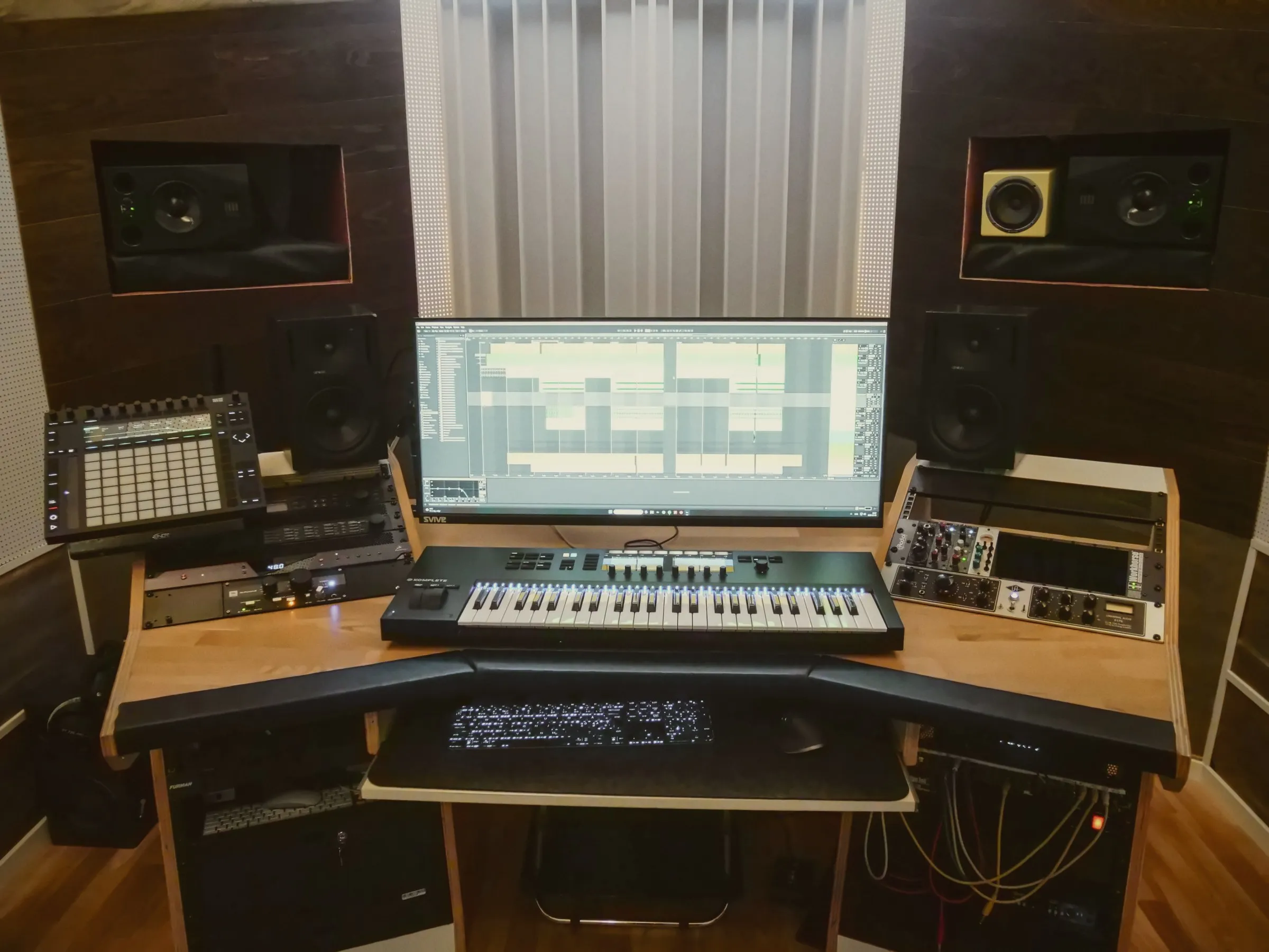 Arbetsplatsen i ONYX med monitorer, keyboard och analog utrustning