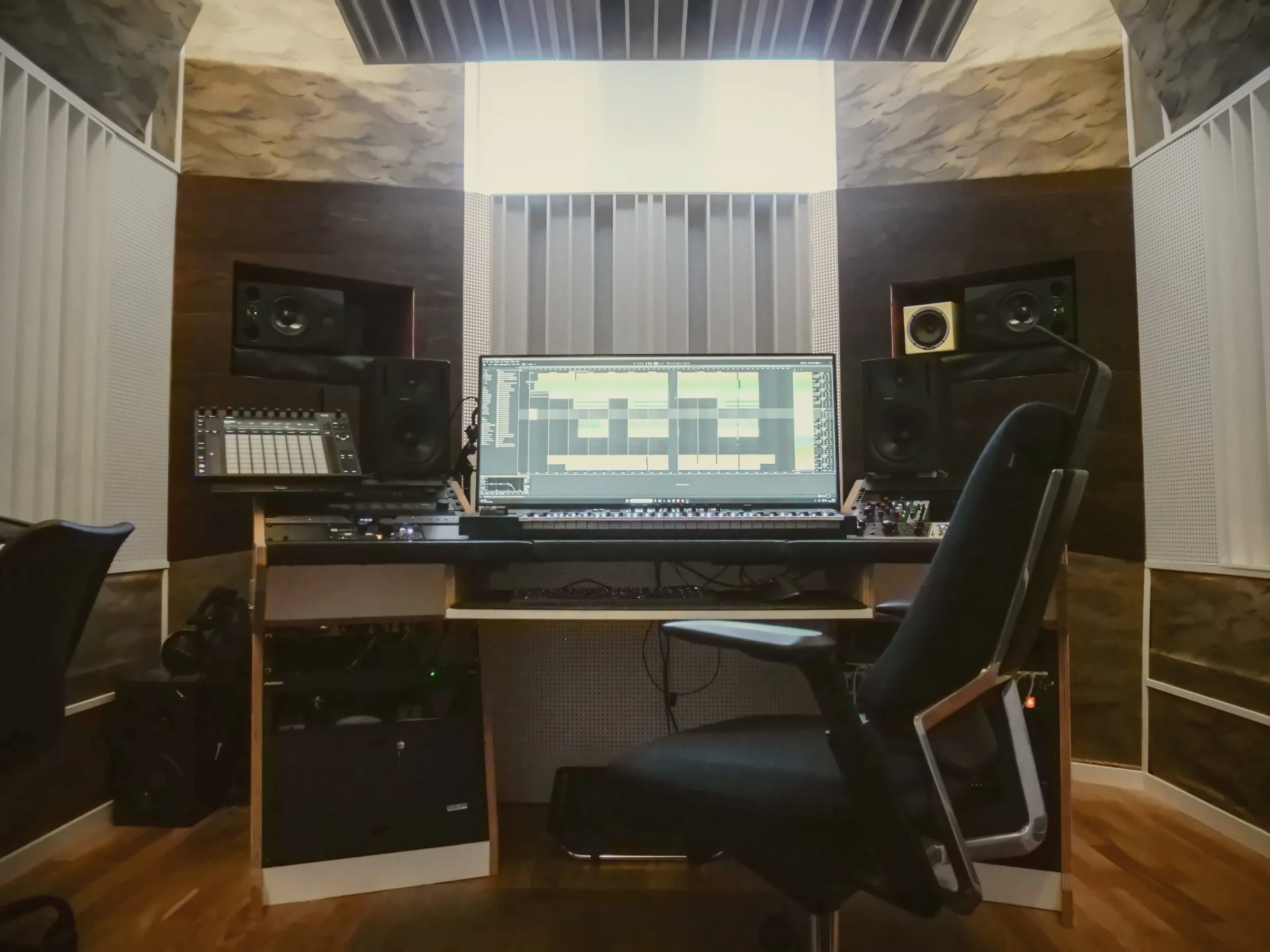 Kontrollrummet i ONYX, vår premiumstudio i Årsta
